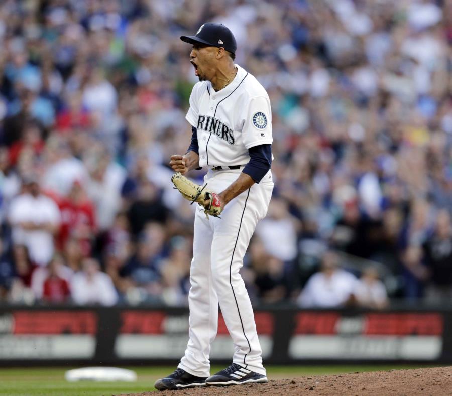Edwin Díaz celebra luego de propinar el último out en el partido contra los Medias Rojas de Boston. (AP / John Froschauer) (semisquare-x3)
