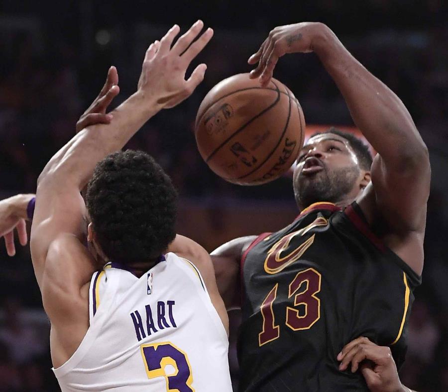 El jugador de los Lakers de Los Ángeles Josh Hart (izquierda) y Tristan Thompson, de los Cavaliers de Cleveland, pelean por un rebote durante la primera mitad del juego de la NBA que enfrentó a ambos equipos (semisquare-x3)