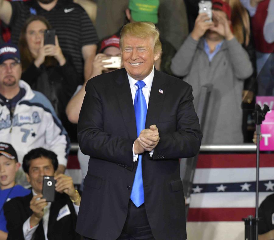El presidente Donald Trump sonríe durante un mitin en Eastern Kentucky University. (AP) (semisquare-x3)