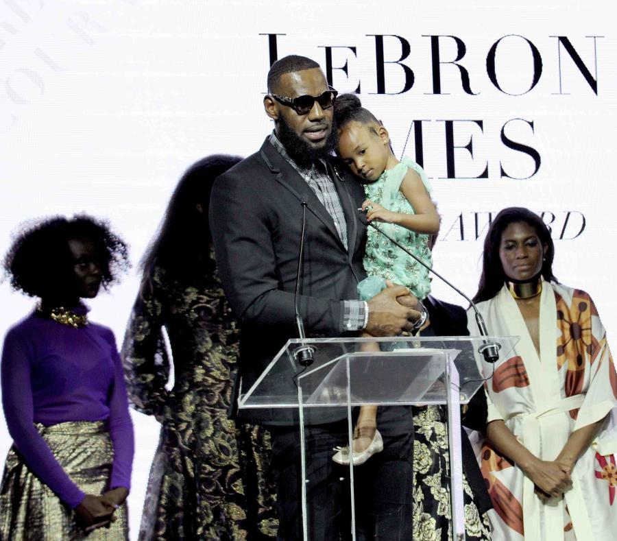 El astro de la NBA LeBron James, con su hija Zhuri en los brazos, acepta el Premio ICON 360 de Harlem Fashion Row's por su contribución a la moda y la filantropía. (AP) (semisquare-x3)