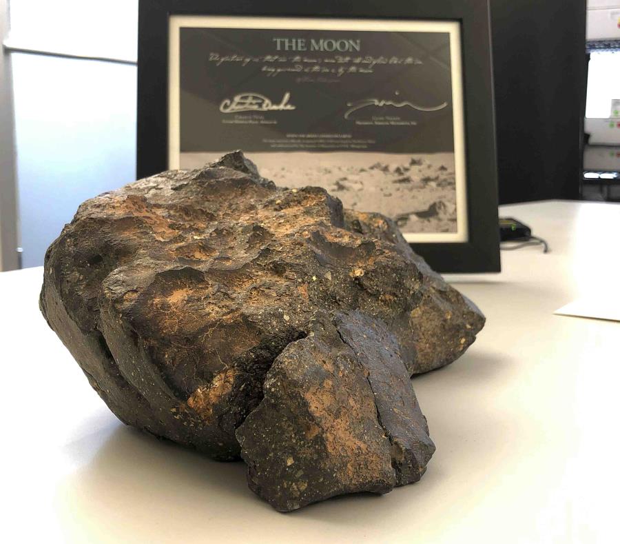 Esta fotografía muestra una roca lunar de 5,5 kilogramos (12 libras) encontrada en el noroeste de África en 2017 en Amherst, Nueva Hampshire (semisquare-x3)