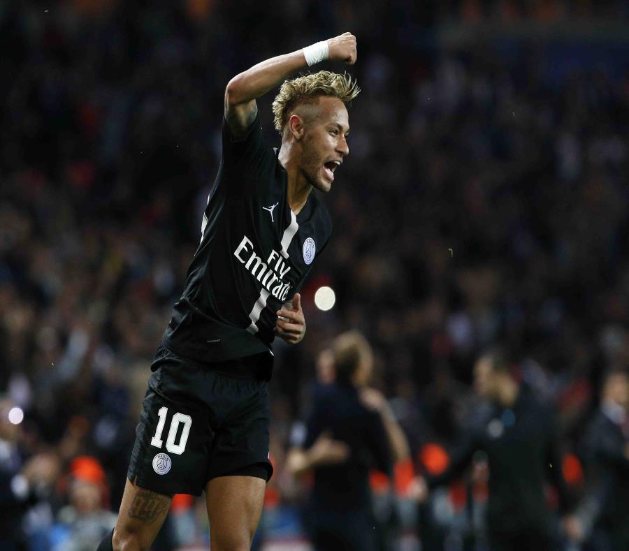 Neymar celebra su tercer gol del partido. (AP) (semisquare-x3)