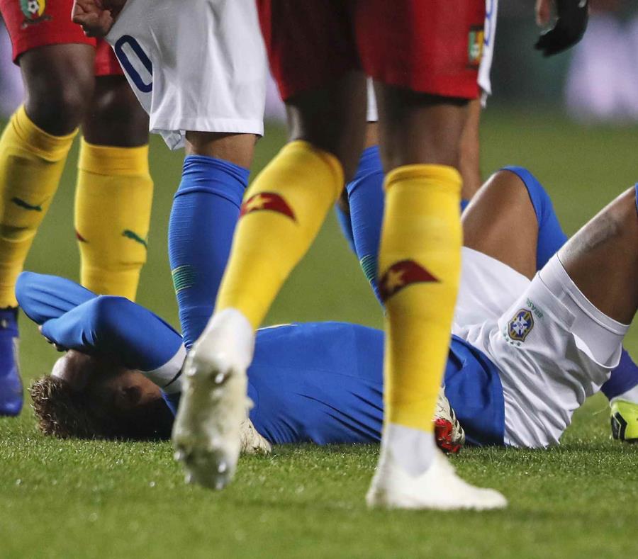 Neymar yace en el césped después de lastimarse. (AP) (semisquare-x3)