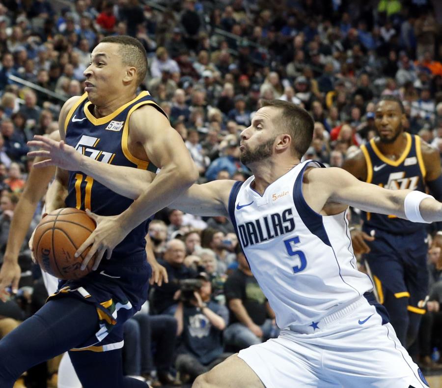 Barea intenta quitarle la bola a Dante Exum. (EFE) (semisquare-x3)