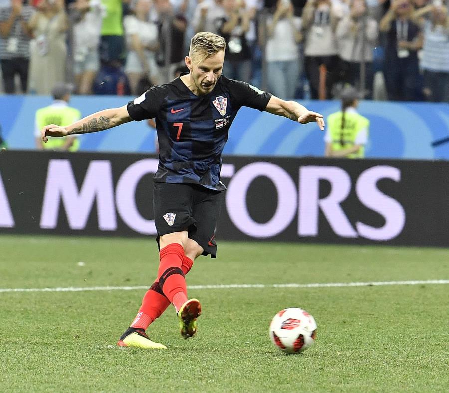 Ivan Rakitic, de la selección de Croacia, convierte un penal durante la tanda que definió el duelo de octavos de final de la Copa del Mundo ante Dinamarca. (AP) (semisquare-x3)