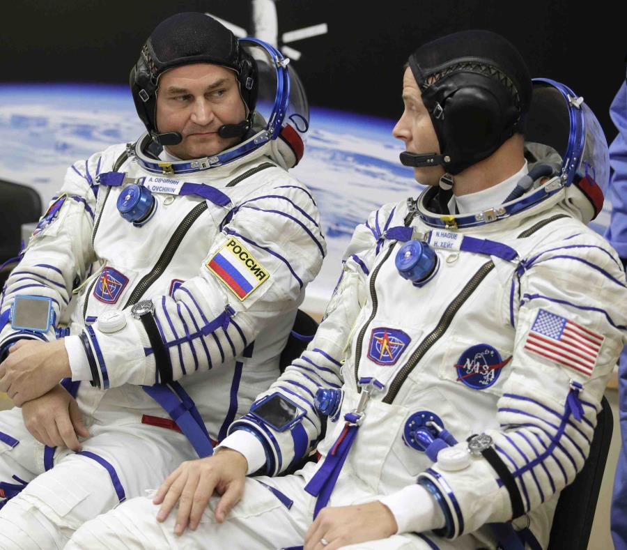 El astronauta estadounidense, Nick Hague, y el cosmonauta ruso, Alexey Ovchinin, hablan antes de despegar a bordo de una cápsula Soyuz MS-10 hacia la Estación Espacial Internacional, en Baikonur, Kazajistán. (AP) (semisquare-x3)
