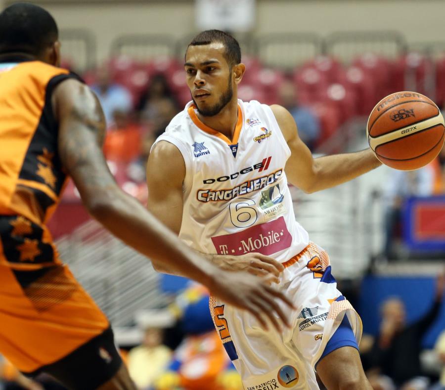 Javier González, en uniforme de los Cangrejeros de Santurce, marcó el canasto del triunfo de los Vaqueros de Bayamón. (semisquare-x3)