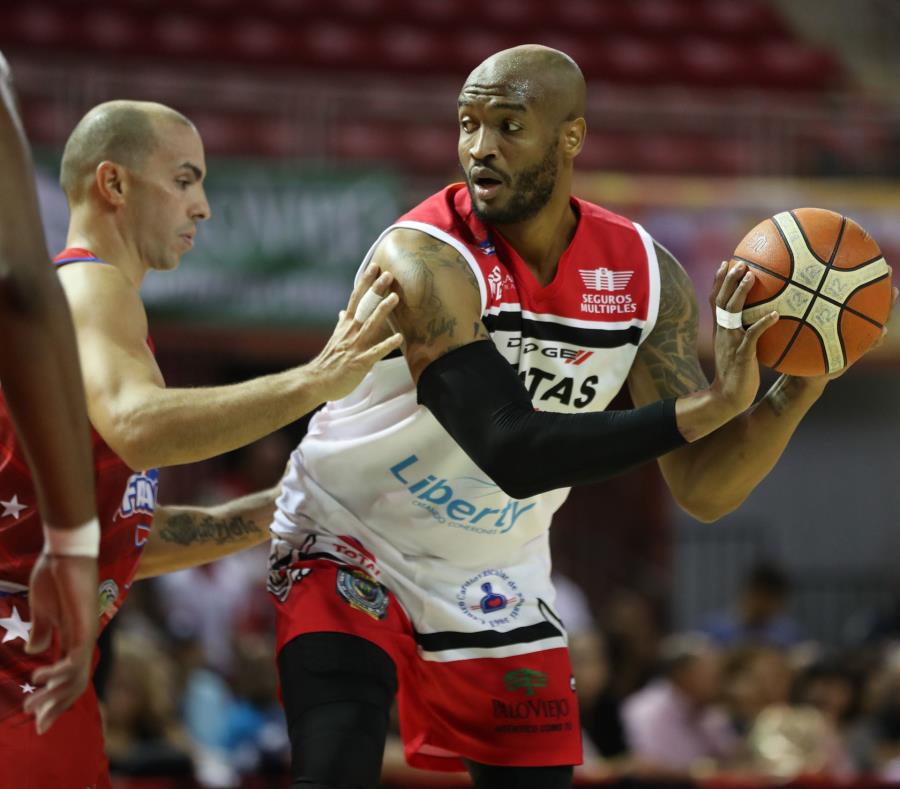 En 18 encuentros jugados, Reyshawn Terry (con el balón) marcha como líder de anotaciones del torneo con 403 puntos para una media de 22.4 por cotejo. (semisquare-x3)