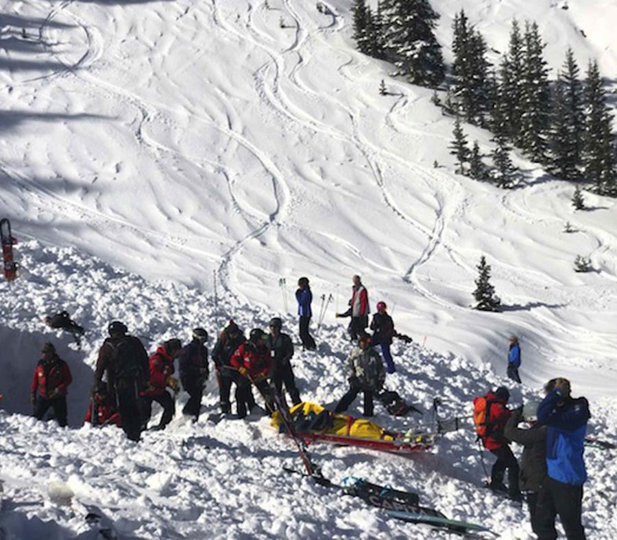 Varias personas buscan a víctimas tras una avalancha cerca del pico más alto de Taos Ski Valley, uno de los mayores centros vacacionales en Nuevo México. (semisquare-x3)