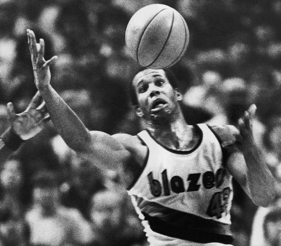En esta foto de archivo del 25 de diciembre de 1979, Kermit Washington, de los Trail Blazers de Portland de la NBA juega en un partido en Portland, (semisquare-x3)