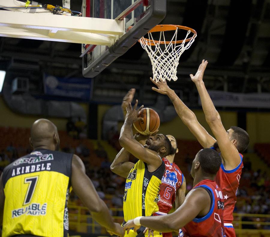 Ike Ofoegbu, de los Capitanes, tira al canasto contra los Cariduros. (semisquare-x3)