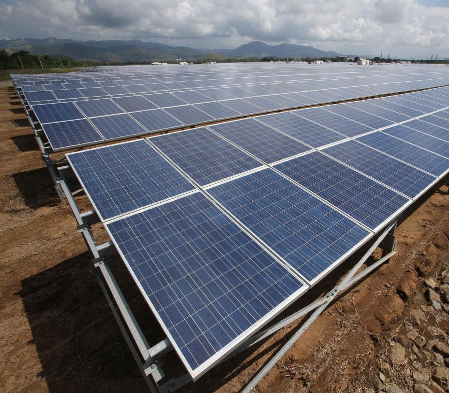 La AEE financiaría con fondos federales el desarrollo de proyectos de energía renovable, como parques de placas solares. (GFR Media) (semisquare-x3)
