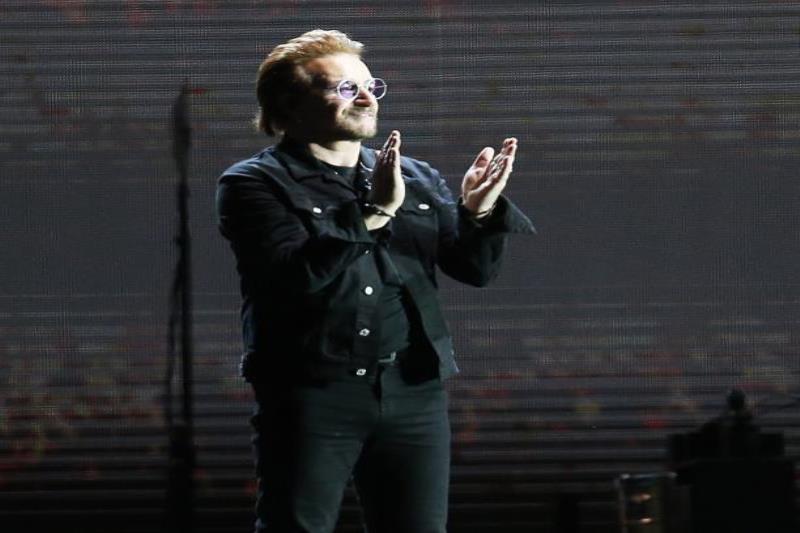 Bono se quedó sin voz durante un concierto en Berlín (semisquare-x3)