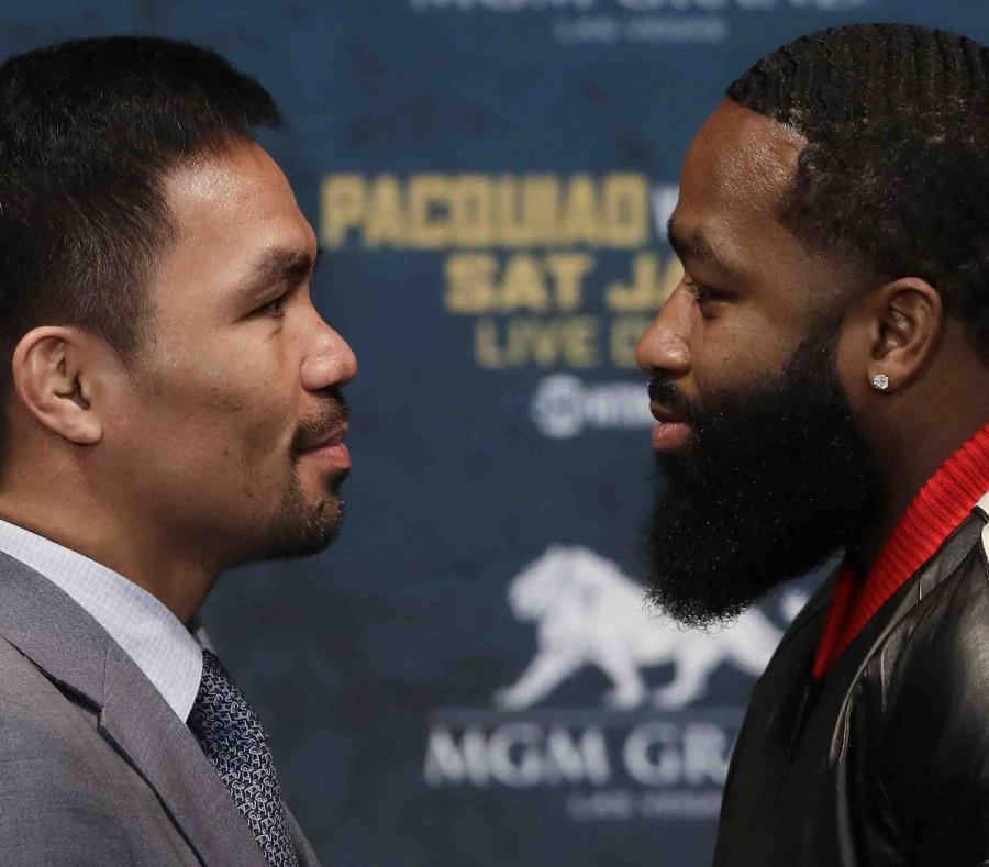 Manny Pacquiao, iquierda, y Adrien Broner posan para una foto durante la conferencia de prensa. (AP / Mark Lennihan) (semisquare-x3)