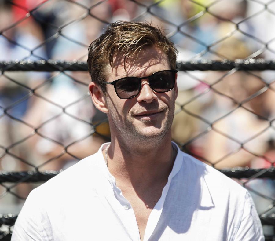 El actor australiano Chris Hemsworth sonríe mientras observa una carrera de autos en Indianápolis. (EFE) (semisquare-x3)