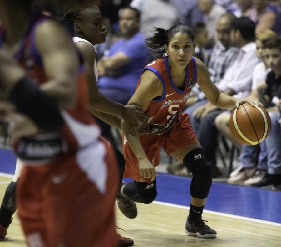 Pamela Rosado, con el balón, lideró la ofensiva de Puerto Rico en la primera mitad al marcar 11 puntos. (semisquare-x3)