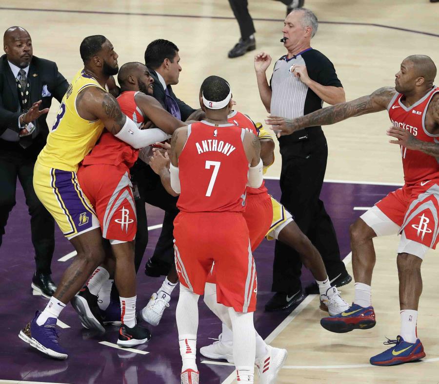 El jugador de los Rockets de Houston Chris Paul, segundo desde la izquierda, es aguantado por LeBron James, mientras Paul se pelea con Rajon Rondo, de los Lakers. (AP / Marcio Jose Sanchez) (semisquare-x3)