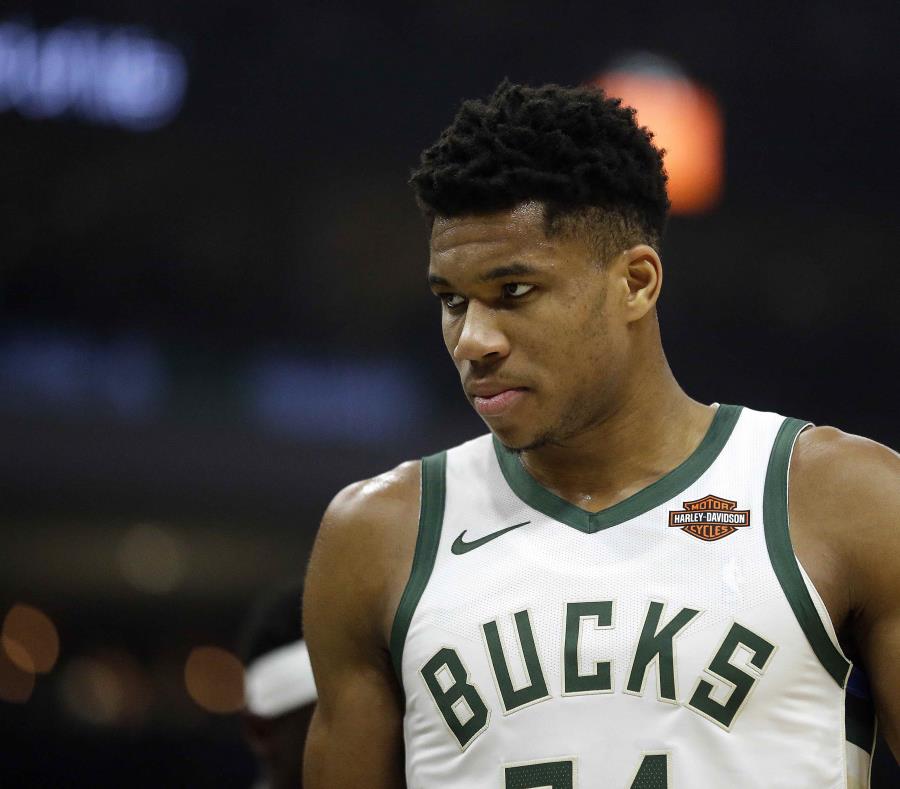 El ala-pívot griego Giannis Antetokoumpo aportó un doble-doble de 30 puntos y 10 rebotes que lo dejaron al frente del ataque balanceado de los Bucks (semisquare-x3)