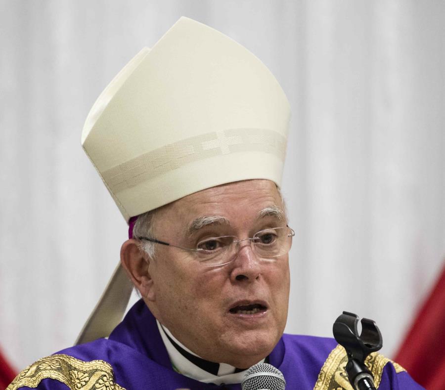 En esta fotografía de archivo del 18 de diciembre de 2017, el arzobispo de Filadelfia Charles Chaput celebra misa con reos del Centro Correccional Curran-Fromhold, en Filadelfia. (AP) (semisquare-x3)