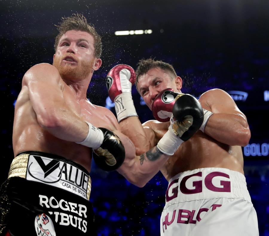 Canelo Álvarez recibe un upper por parte de Gennady Golovkin (derecha) durante un instante de la pelea. (AP / Isaac Brekken) (semisquare-x3)