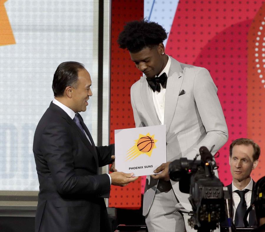 El subcomisionado de la NBA, Mark Tatum, felicita a Josh Jackson, de los Suns de Phoenix, después de que ese equipo ganó la lotería del draft, el martes 15 de mayo de 2018 (semisquare-x3)