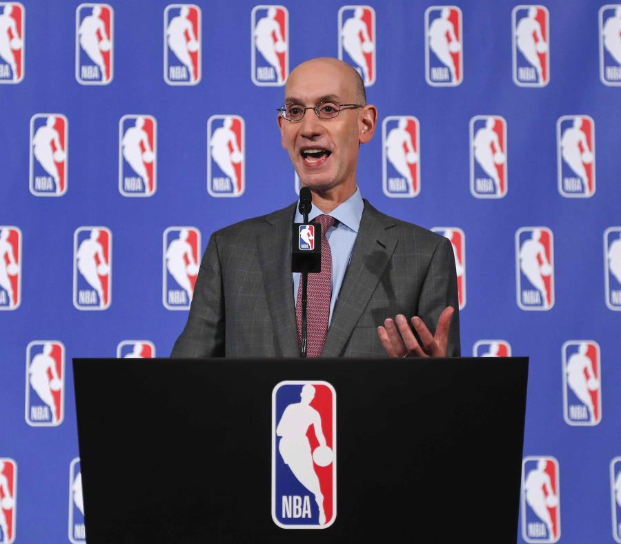 Comisionado de la NBA espera que los jugadores escuchen de pie el himno (semisquare-x3)