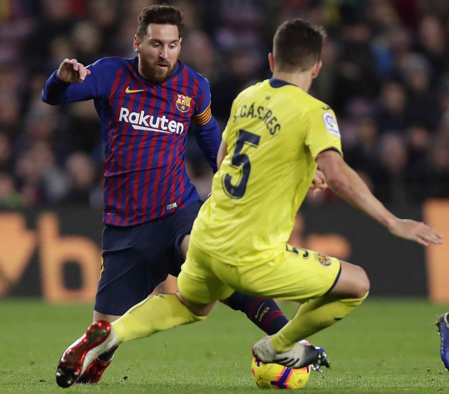 El argentino LIonel Messi, del Barcelona, disputa un balón con Santiago Cáseres, del Villarreal. (AP / Manu Fernández) (semisquare-x3)