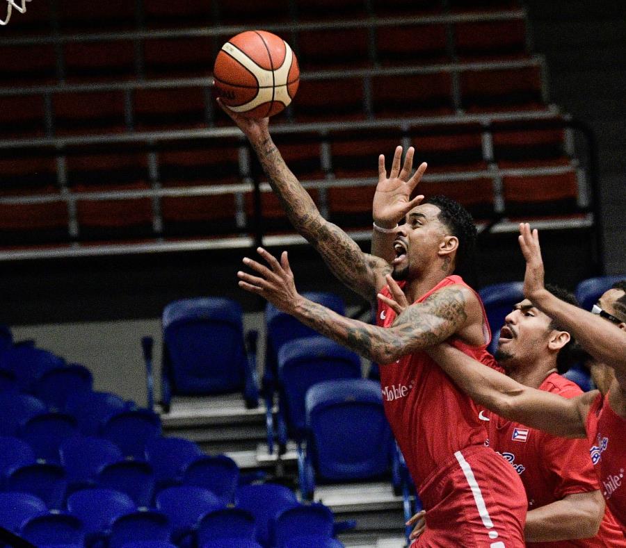 Mike Rosario, con el balón, es uno de los jugadores que comenzó a entrenar con el dirigente nacional Eddie Casiano. (GFR Media) (semisquare-x3)