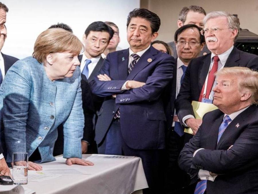 Una foto de la canciller alemana, Angela Merkel, y el presidente estadounidense, Donald Trump, así como otros líderes mundiales participantes de la tensa cumbre del G7 (semisquare-x3)