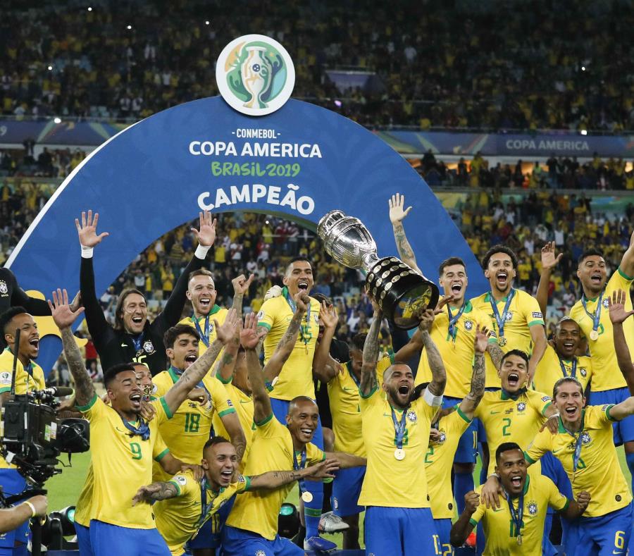 Dani Alves alza el trofeo de campeonato. (AP) (semisquare-x3)