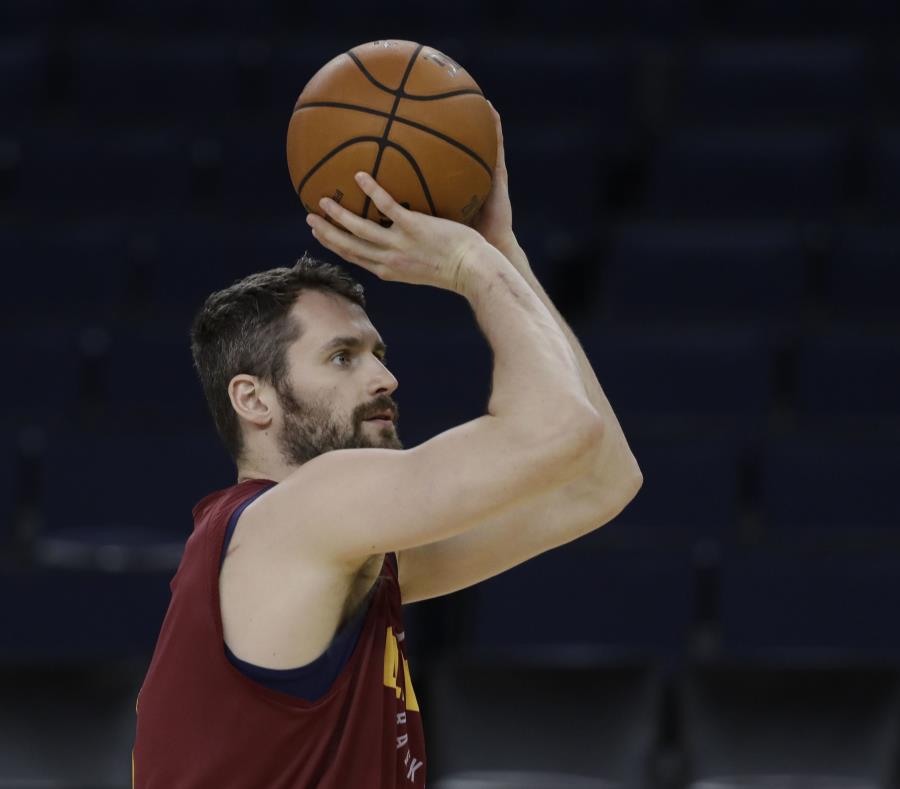 Kevin Love durante la práctica de los Cavaliers en el Oracle Arena. (AP) (semisquare-x3)