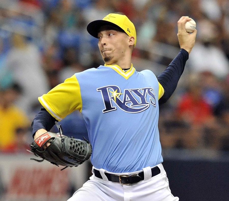 El abridor Blake Snell lanza por los Rays de Tampa Bay en el primer inning del duelo ante los Medias Rojas de Boston, el domingo 26 de agosto de 2018, en St. Petersburg, Florida. (AP) (semisquare-x3)