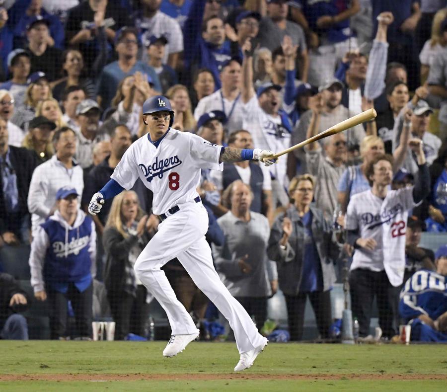 Manny Machado de los Dodgers de Los Angeles mira su sencillo contra los Medias Rojas de Boston durante la sexta entrada en el Juego 3 del juego de béisbol de la Serie Mundial, el viernes 26 de octubre de 2018 en Los Ángeles. (semisquare-x3)