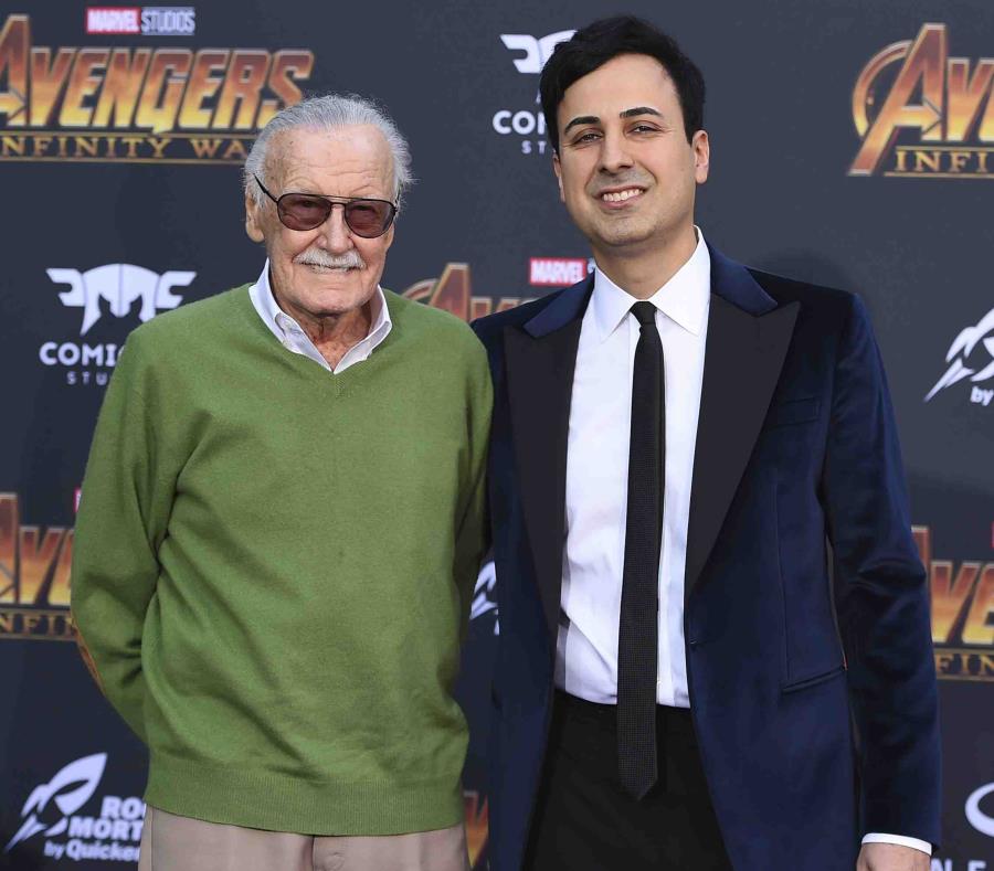 Stan Lee y su manejador Keya Morgan en la premier de