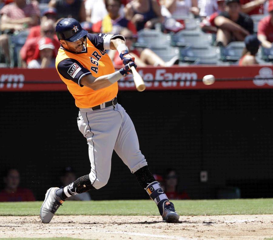 Carlos Correa pega un sencillo de dos carreras en la tercera entrada. (AP) (semisquare-x3)