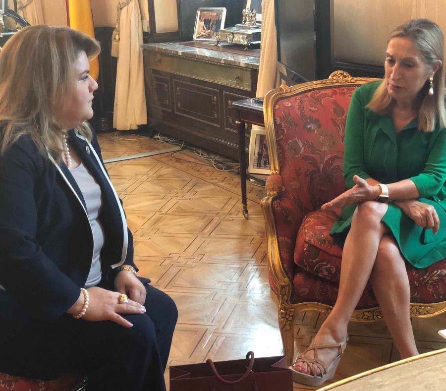 Jenniffer González se reunió con la presidenta del Congreso de Diputados de España, Ana Pastor. (Suministrada) (semisquare-x3)