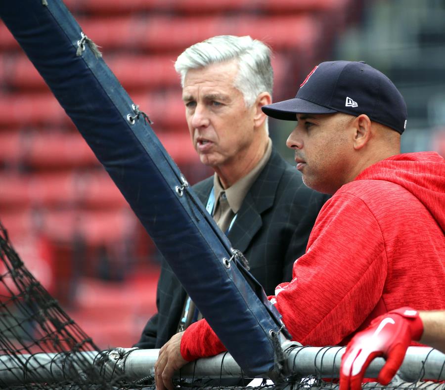 Dave Dombrowski, aquí junto a Alex Cora, resaltó las habilidades de liderazgo del puertorriqueño como piloto de los Medias Rojas. (AP / Elise Amendola) (semisquare-x3)
