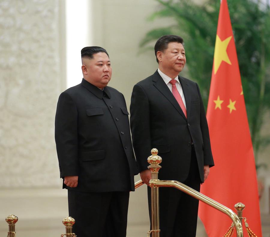El líder norcoreano, Kim Jong-un (i), se reúne con el presidente chino, Xi Jinping (d), en Pekín (China) (semisquare-x3)