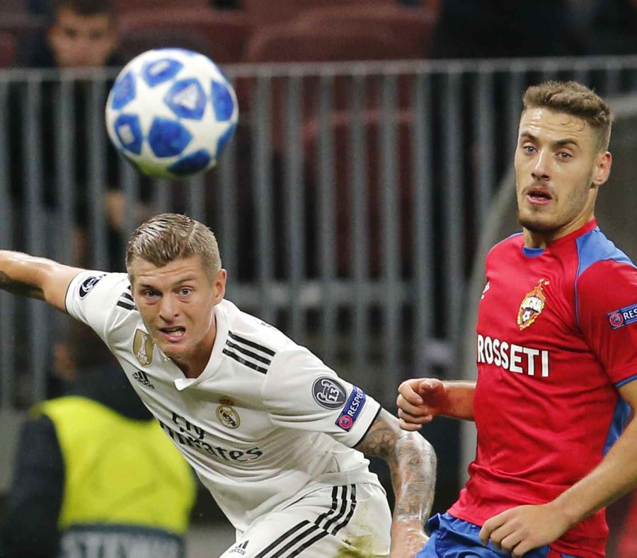 Toni Kroos, del Real Madrid, mueve el balón contra Nikola Vlasic. (AP) (semisquare-x3)