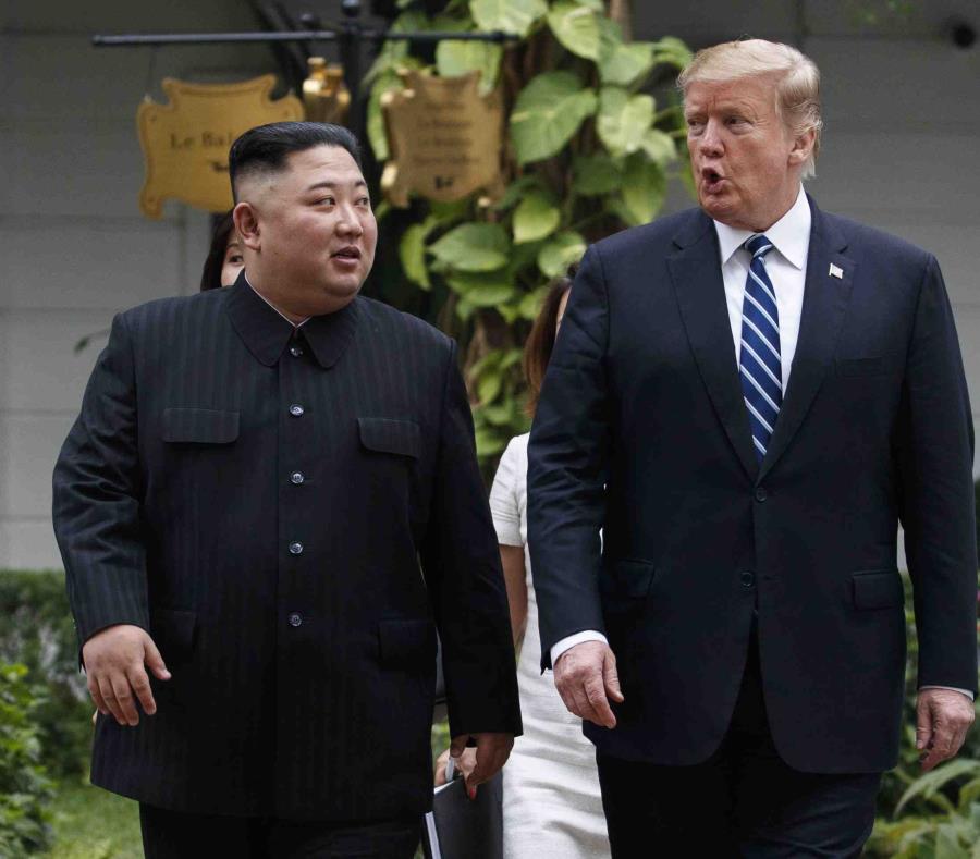 El presidente de Estados Unidos, Donald Trump, y el líder de Corea del Norte, Kim Jong Un, pasean tras su primera reunión en el hotel Sofitel Legend Metropole de Hanói, Vietnam (semisquare-x3)