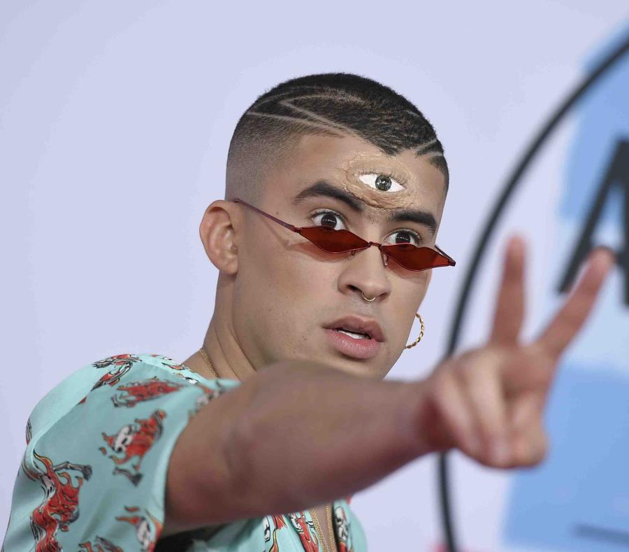 Bad Bunny a su llegada a los American Music Awards. (semisquare-x3)
