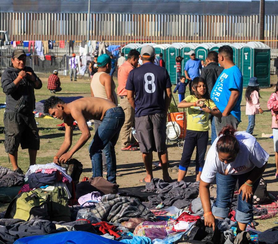 Miembros de la caravana migrante de centroamericanos permanecen en un albergue en la ciudad de Tijuana, en México. (EFE / Joebeth Terriquez) (semisquare-x3)