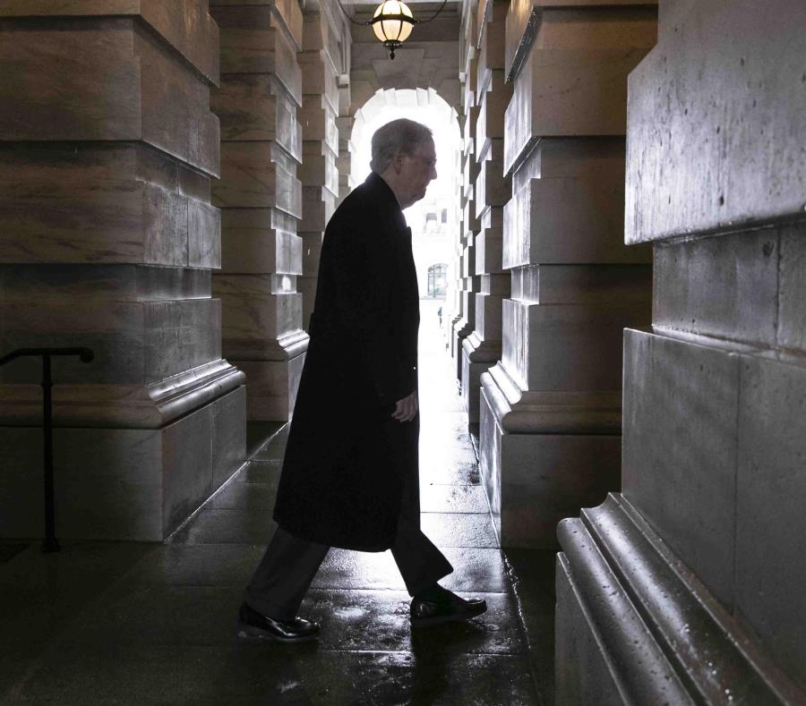 El líder del bloque de senadores republicanos, Mitch McConnell, llega al Capitolio, donde se intenta cumplir con el plazo de medianoche y evitar un cierre parcial del gobierno. (AP) (semisquare-x3)