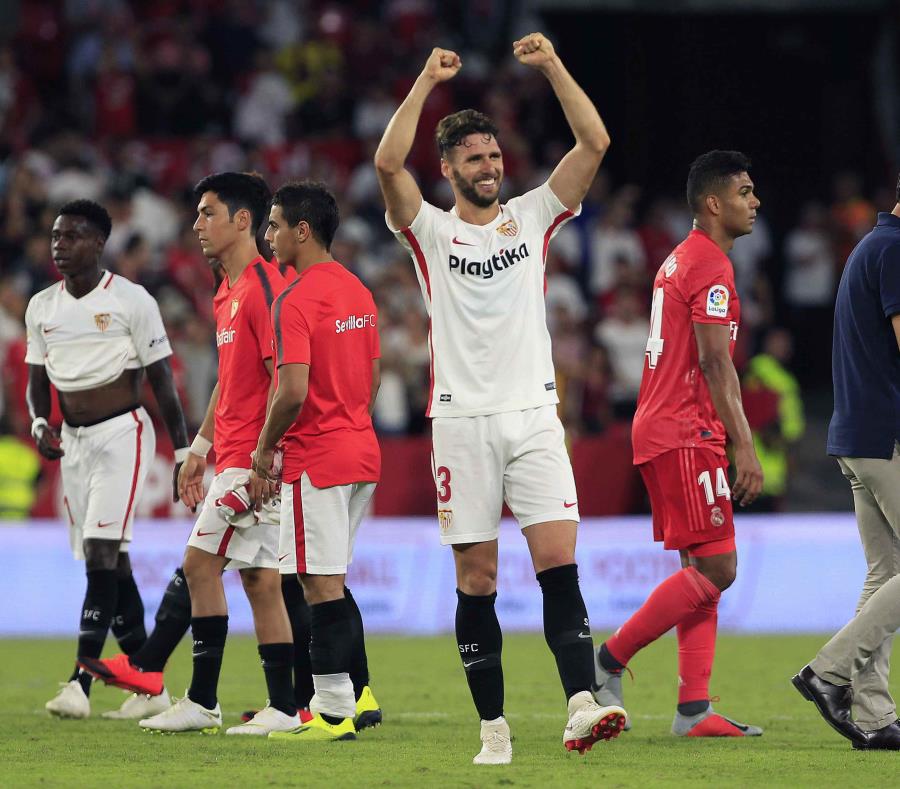 Sergi Gomez, del Sevilla, festeja la goleada contra el Real Madrid. (AP) (semisquare-x3)