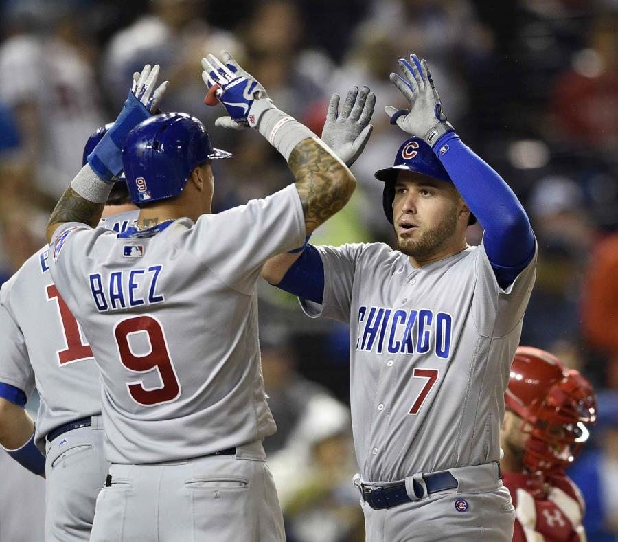 Víctor Caratini celebra su jonrón con las bases llenas con Javier Báez. (AP) (semisquare-x3)
