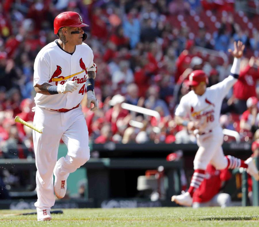 Yadier Molina suelta su bate roto luego conectar un imparable que remolcó a Kolten Wong en la octava entrada. (AP / Jeff Roberson) (semisquare-x3)