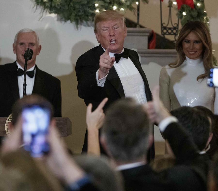 El presidente Donald Trump, con el vicepresidente Mike Pence y la primera dama Melania Trump, habla con los asistentes a la fiesta del Congreso en el Gran Foyer de la Casa Blanca en Washington el sábado 15 de diciembre de 2018. (AP Foto/Carolyn Kaster) (semisquare-x3)