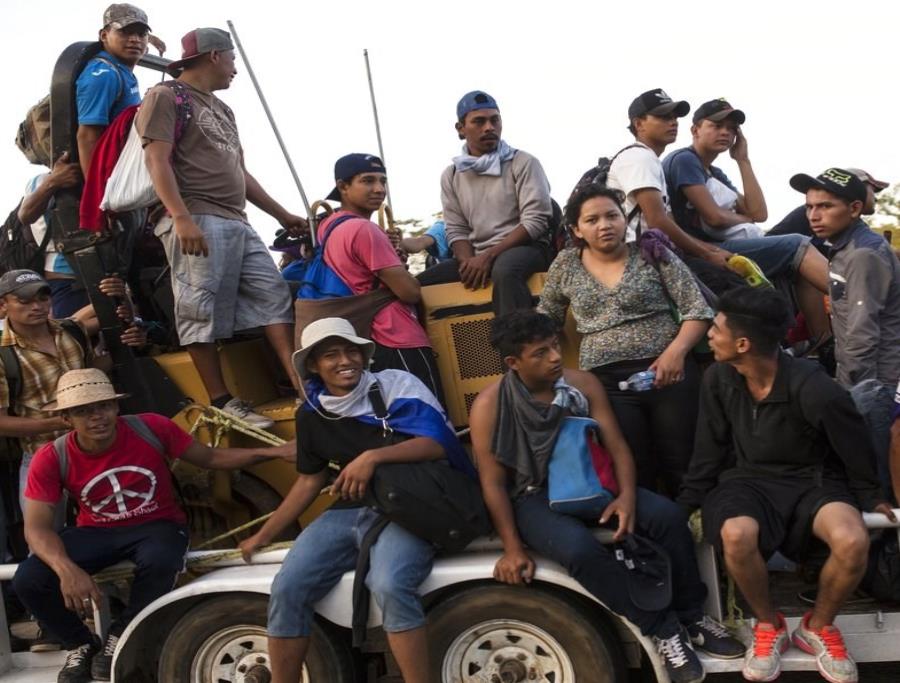 Migrantes centroamericanos viajan en caravana a Estados Unidos (semisquare-x3)