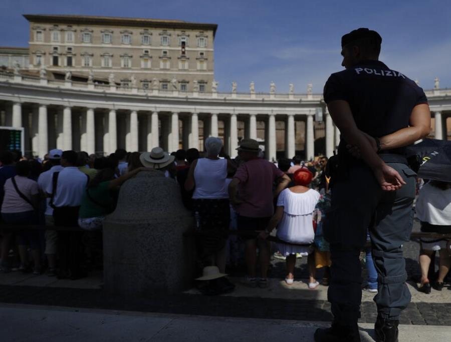 Un agente de la Policía italiana observa a los fieles durante la oración del Angelus en la Plaza de San Pedro en el Vaticano