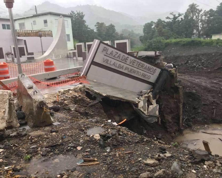 Así quedó la Plaza de Veteranos tras las fuertes lluvias registradas ayer en Villalba. (Suministrada por el alcalde Luis Javier Hernández) (semisquare-x3)